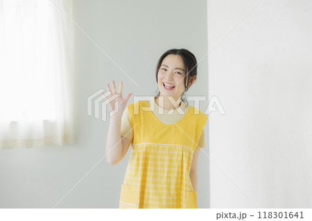 エプロンをした女性 118301641