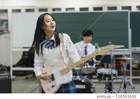 エレキギターを弾く女子高校生　高校生バンド　イメージ 118301658