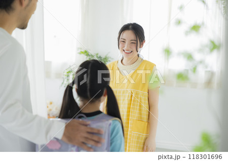 学童保育の保育士と小学生　　　  118301696