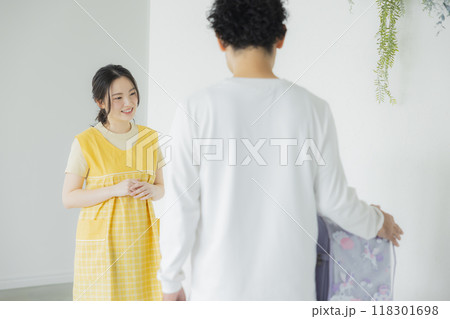 学童保育の保育士と小学生　　　  118301698