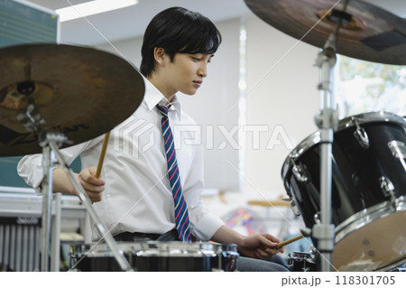 ドラムをたたく男子高校生 　 118301705