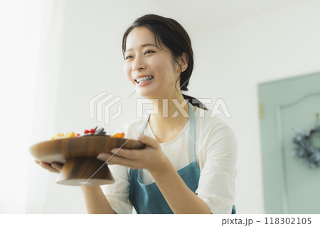 スイーツを持つエプロンの女性　　  118302105