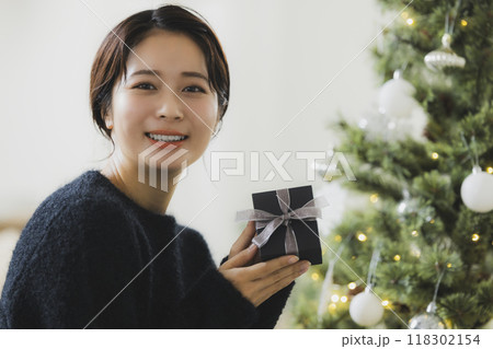 クリスマスプレゼントを持つ女性 118302154
