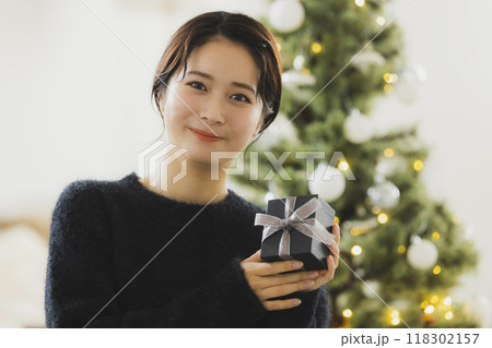 クリスマスプレゼントを持つ女性 118302157