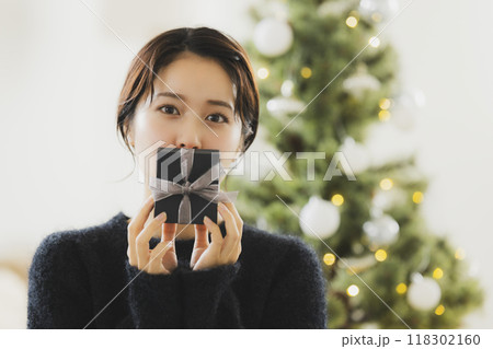 クリスマスプレゼントを持つ女性 118302160