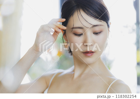 若い女性のビューティーイメージ　  118302254