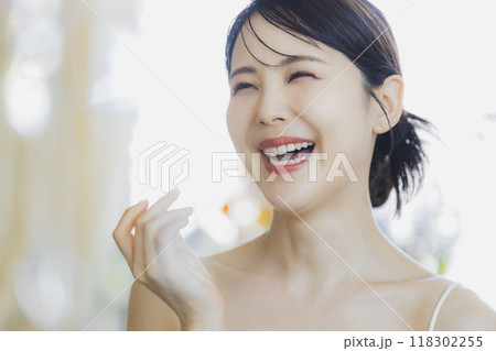 若い女性のビューティーイメージ　  118302255