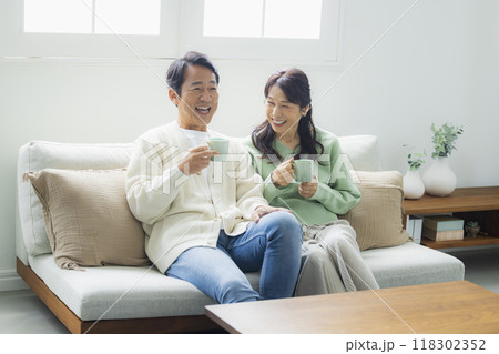 リビングのミドル夫婦 118302352