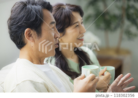 リビングのミドル夫婦 118302356