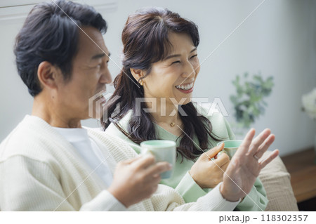 リビングのミドル夫婦 リビングのミドル夫婦 118302357