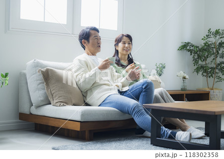 リビングのミドル夫婦 118302358