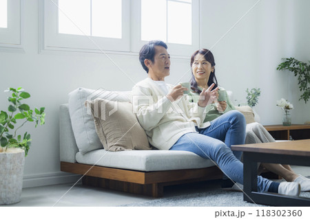リビングのミドル夫婦 リビングのミドル夫婦 118302360