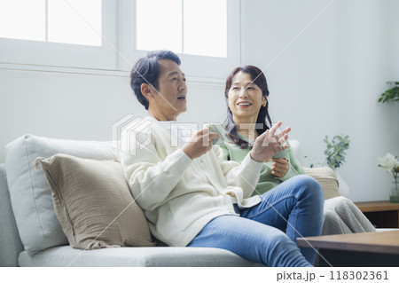 リビングのミドル夫婦 118302361