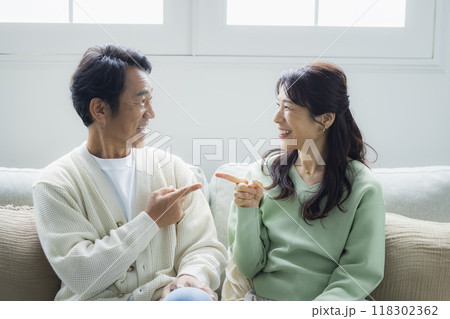 リビングのミドル夫婦 リビングのミドル夫婦 118302362