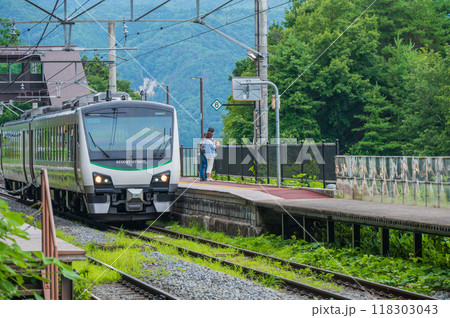 姨捨駅に停車するリゾートビューふるさと【千曲市】 118303043