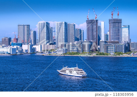 日本の東京都市景観　東京・晴海などのタワーマンションを望む 118303956