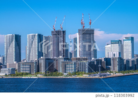 日本の東京都市景観　東京・晴海などのタワーマンションを望む 118303992