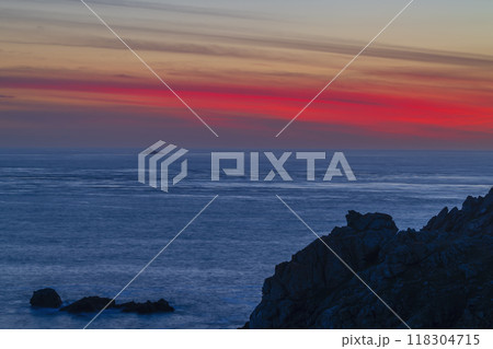 Coast with Phare de la Vieille near Pointe du Raz, Brittany, France 118304715