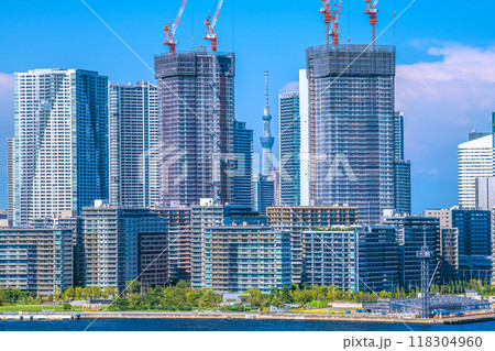 日本の東京都市景観　東京・晴海などのタワーマンションを望む 118304960