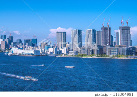 日本の東京都市景観　東京・晴海などのタワーマンションを望む 118304981