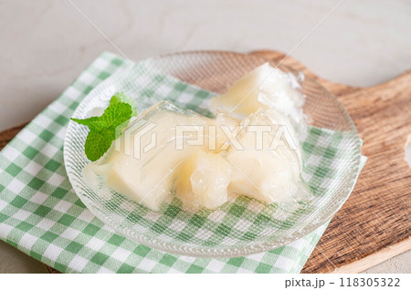 デザートの洋梨ゼリー 118305322