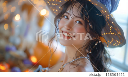 ハロウィーンの帽子を被った日本人女性 118305421