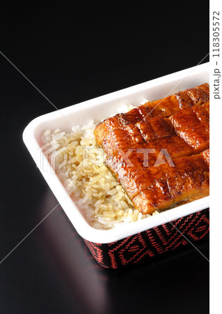 うなぎ弁当を黒背景で撮影 118305572
