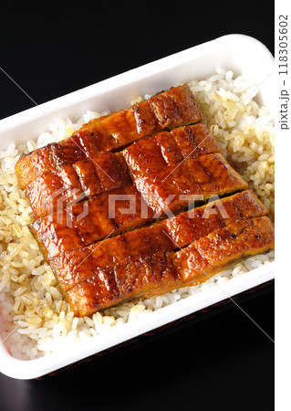 うなぎ弁当を黒背景で撮影 118305602