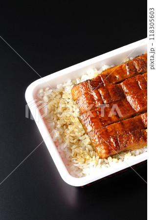 うなぎ弁当を黒背景で撮影 うなぎ弁当を黒背景で撮影 118305603