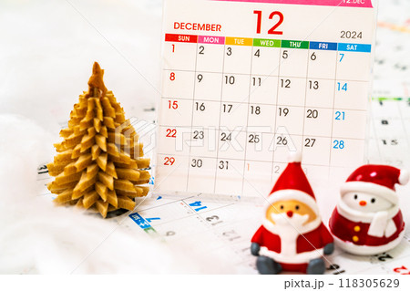 12月カレンダー　クリスマスイメージ 118305629