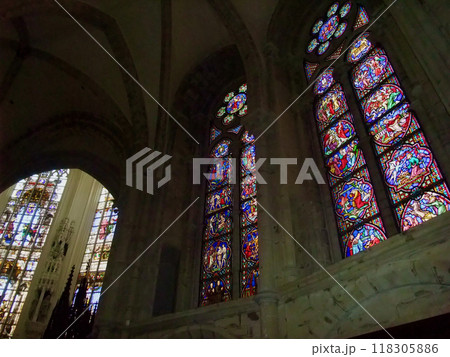 サンミッシェル大聖堂(ブリュッセル/ベルギー) ステンドグラスが美しい聖堂内 サンミッシェル大聖堂(ブリュッセル/ベルギー) ステンドグラスが美しい聖堂内 118305886