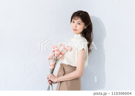 花束を持つ女性 花束を持つ女性 118306004