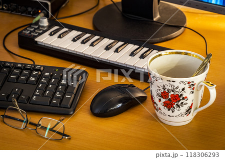 Home music studio 118306293