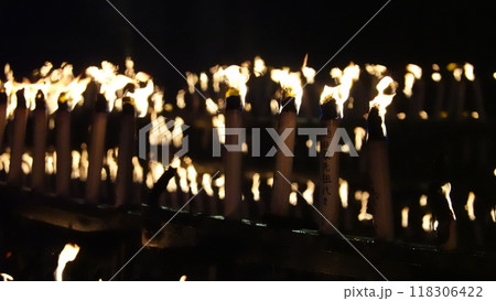 ロウソクの炎 118306422