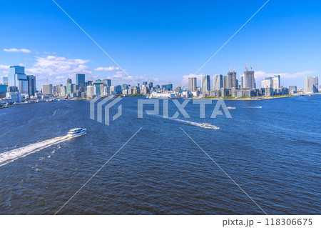 日本の東京都市景観 東京・晴海などのタワーマンションや水上バス(ホタルナ)などを望む 日本の東京都市景観 東京・晴海などのタワーマンションや水上バス(ホタルナ)などを望む 118306675