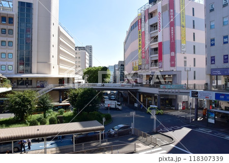 神奈川県藤沢市 藤沢駅南口前ロータリーと街並み 神奈川県藤沢市 藤沢駅南口前ロータリーと街並み 118307339