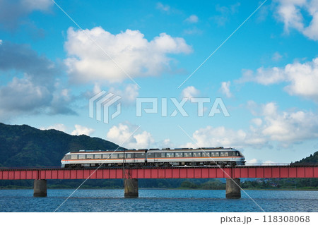 由良川橋梁を駆け抜ける京都丹後鉄道KTR8500 118308068