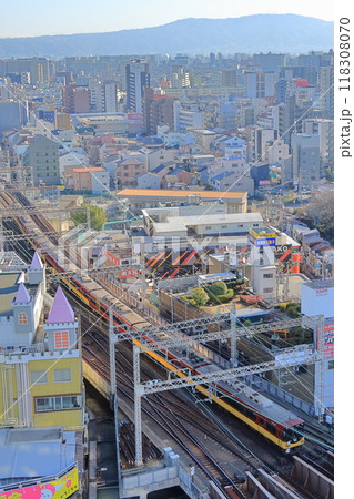 京橋駅を走る京阪電鉄8000系と大阪の都市風景 118308070