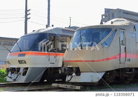 京都丹後鉄道KTR001とKTR8500の並ぶ車両基地風景 京都丹後鉄道KTR001とKTR8500の並ぶ車両基地風景 118308071
