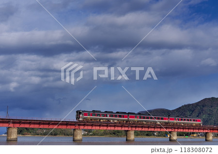 JR西日本キハ189による臨時列車が京都丹後鉄道の由良川橋梁を渡る風景 JR西日本キハ189による臨時列車が京都丹後鉄道の由良川橋梁を渡る風景 118308072