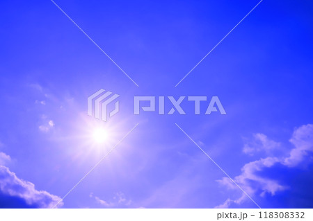 太陽のある爽やかな青空(背景素材) 太陽のある爽やかな青空(背景素材) 118308332