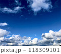 真ん中に文字スペースがある青い空と白い雲 118309101