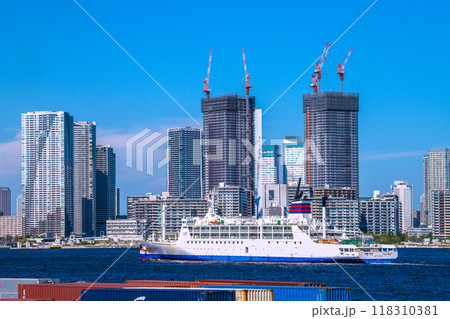 日本の東京都市景観 東京・晴海などのタワーマンションやおがさわら丸などを望む 日本の東京都市景観 東京・晴海などのタワーマンションやおがさわら丸などを望む 118310381