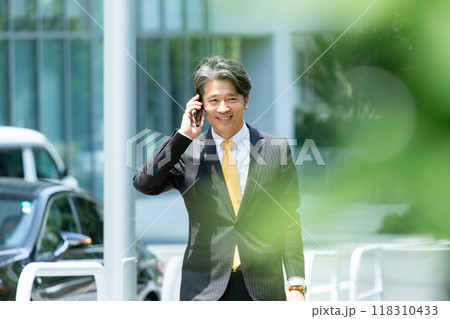電話をするビジネスマン　屋外 118310433