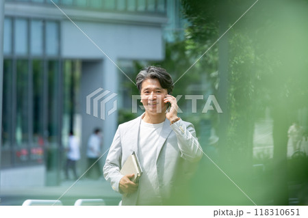 電話をする男性　オフィスカジュアル 118310651