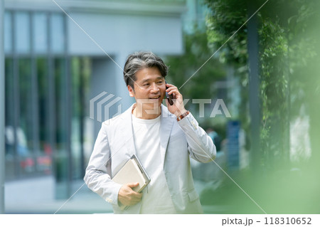 電話をする男性 オフィスカジュアル 電話をする男性 オフィスカジュアル 118310652