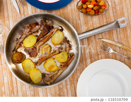 ribs with patotoes, pan 118310709