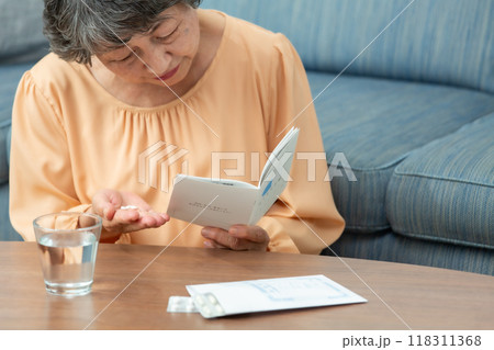薬を飲むシニア女性 薬を飲むシニア女性 118311368