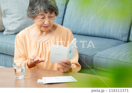 薬を飲むシニア女性 118311371