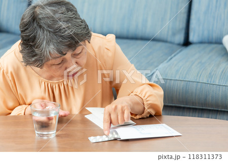 薬を飲むシニア女性 118311373
